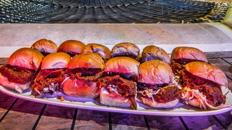 Cruzeiro à vela ao pôr do sol - Catamarã grande 12 BlueFinn Sunset Catamaran Curacao broodje pulled pork 800x450 1