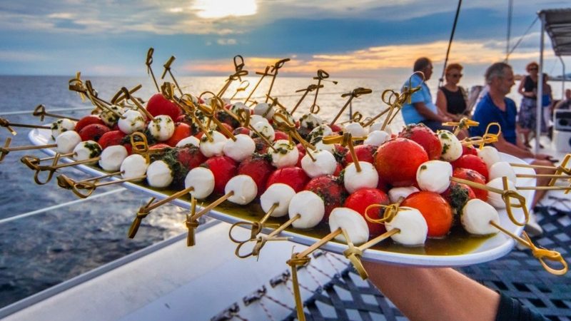 Sunset Sailing Cruise - Grote catamaran 14 Sunset Catamaran BlueFinn tomaat mozzarella spies 800x450 1