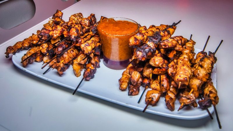 Sunset Sailing Cruise - Grote catamaran 10 Sunset Cruise Catamaran BlueFinn Curacao kipsate 800x450 1