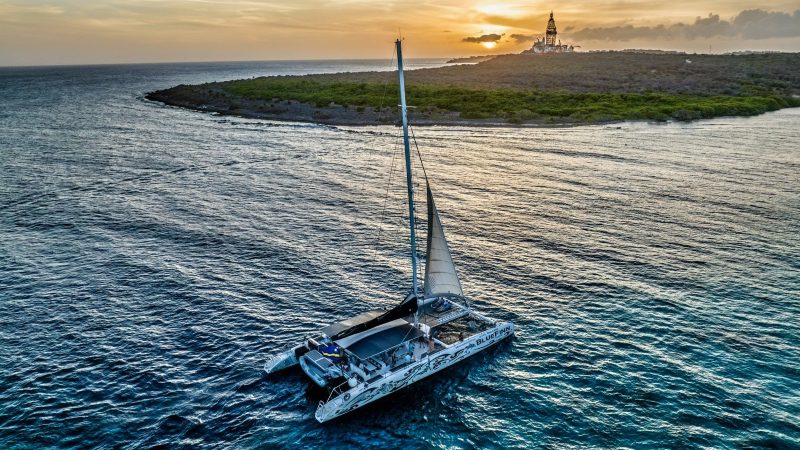 Sunset Sailing Cruise - Grote catamaran 9 bluefinn catamarqn curacao sunset cruise 800x450 1