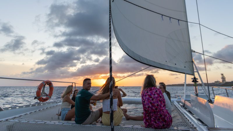 Sunset Sailing Cruise - Grote catamaran 16 catamaran zeilen sunset cruise curacao 800x450 1