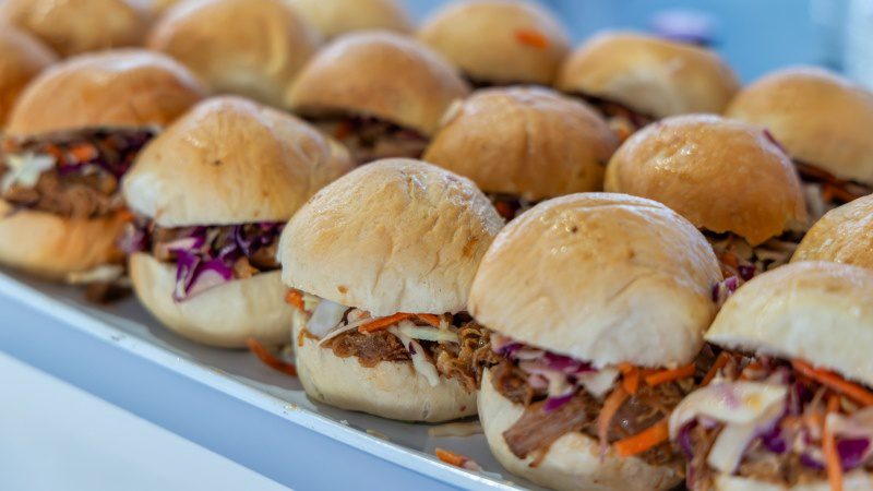 Sunset Sailing Cruise - Grote catamaran 17 sunset catamaran snacks broodje pulled pork 800x450 1