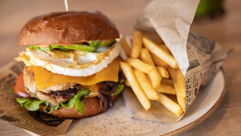 Dolphin Suites & Wellness 26 reefs cafe curacao dolphin suites hamburger 800x450 1