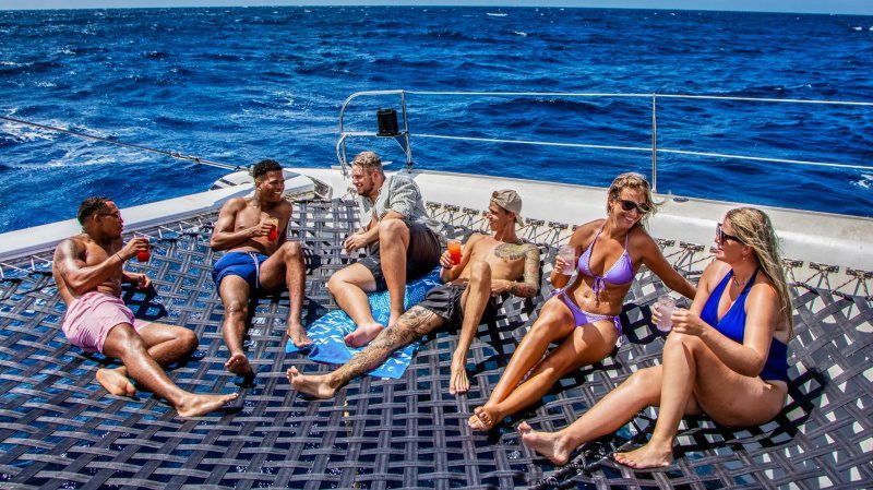 3-in-1 Snorkeltrip Catamaran 10 snorkeltrip catamaran relax open bar drinks 800x450 1