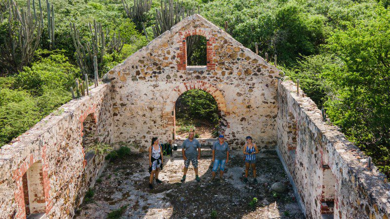 Privétour met terreinwagen 'Surprise Me' 18 curacao prive tour oud gebouw 800x450 1