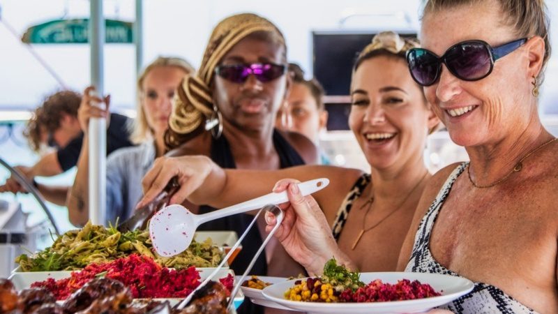 Klein Curacao | BlueFinn Charters 10 Klein Curacao xl bbq lunch salades 800x450 1