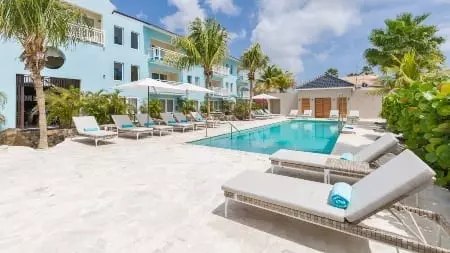 TUI Live Happy Sale 7 dolphin suites curacao front zwembad 05x253 1