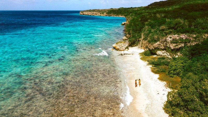 Playa privada y picnic 4 curacao private beach couple 800x450 1