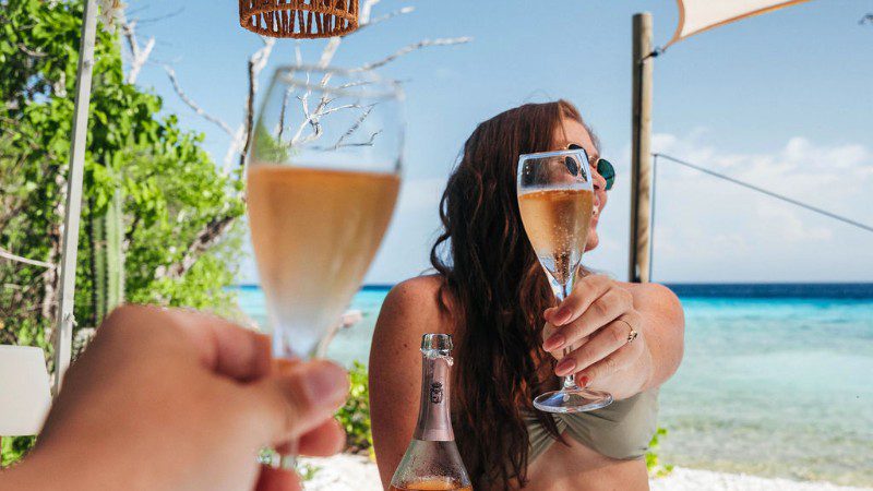 Privéstrand & Picknick 13 prive strand curacao drankje 800x450 1