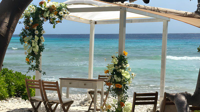 Privéstrand & Picknick 9 romantic setting beach wedding curacao gazebo 800x450 1