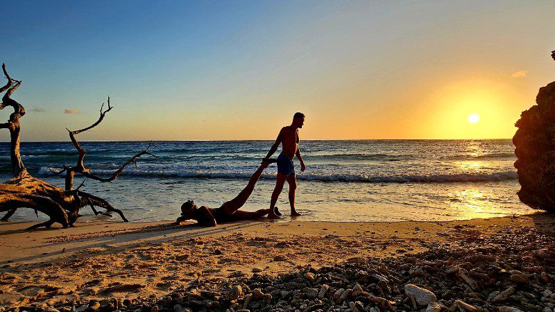 Privéstrand & Picknick 18 wedding proposal beach photoshoot 800x450 1