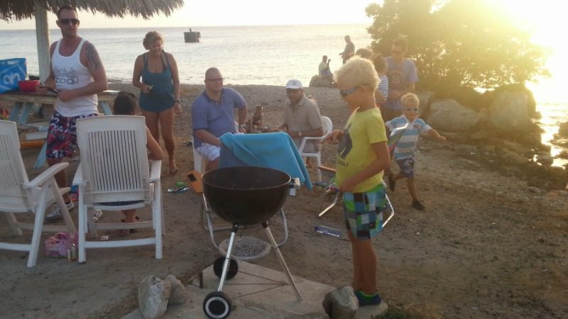 Voordelige uitstapjes op Curacao 26 BBQ bij strand Caracasbaai