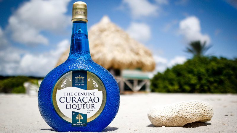 Voordelige uitstapjes op Curacao 20 blue curacao bottle landscape 800x450 1