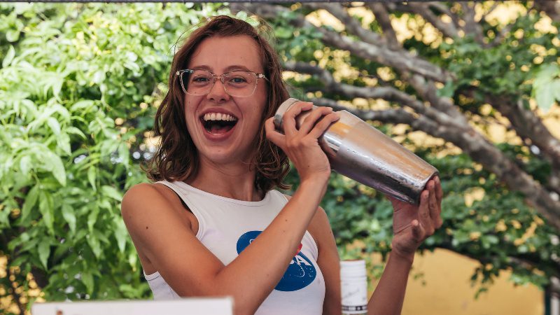 Voordelige uitstapjes op Curacao 21 blue curacao cocktail workshop chobolobo 800x450 1