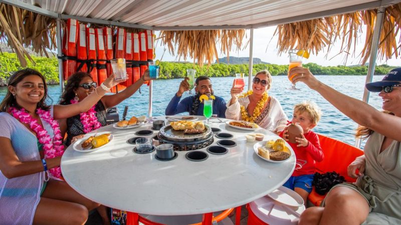 Ronde BBQ bootjes (Tiki boats) 9 Tiki Boat Curacao Tiki XL 800x450 1