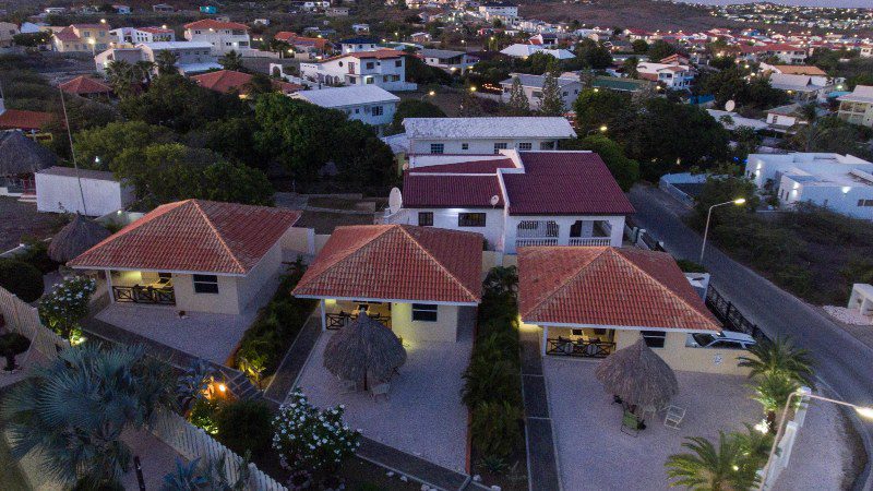 Mini Resort on Curacao 4 panache resort curacao appartementen by night 800x450 1