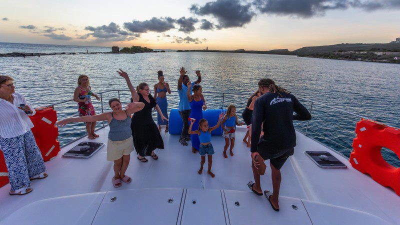 Sunset Trip - Moderne catamaran 9 Sunset Trip Curacao Topcat 800x450 1