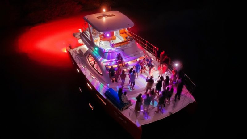 Sunset Trip - Moderne catamaran 4 Sunset Trip Curacao catamaran feestje in het donker 800x450 1