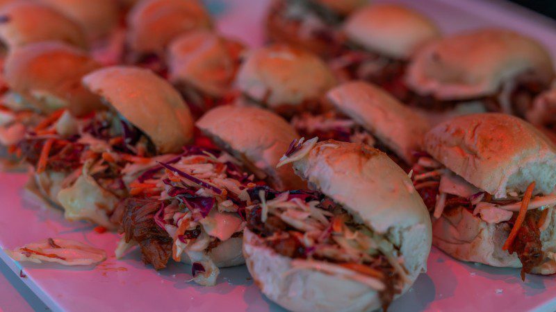 Sunset Trip - Moderne catamaran 14 Sunset Trip Topcat BlueFinn pulled pork 800x450 1