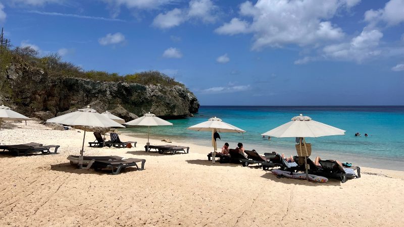 Stranden: Kleine Knip en Grote Knip 6 Kleine Knip strand Curacao parasols en ligbedjes