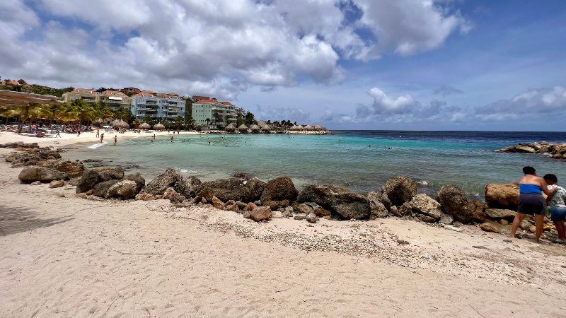 Stranden: Blue Bay 6 Blue Bay beach Curacao uitzicht 800x450 1