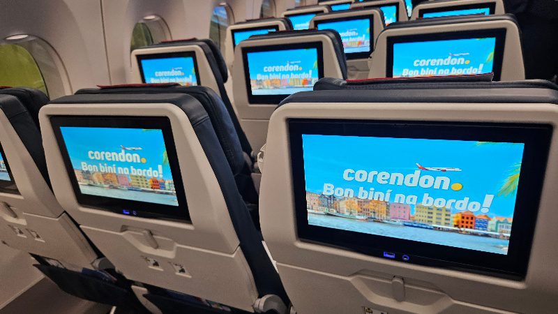 Vliegen met Corendon 8 Corendon a350 900 naar Curacao entertainmentscherm in stoel 800x450 1
