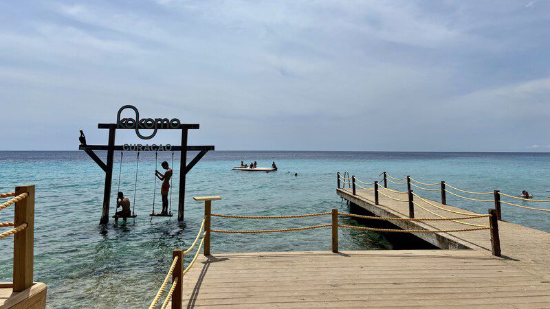 Stranden: Kokomo 6 Kokomo Beach schommel in zee