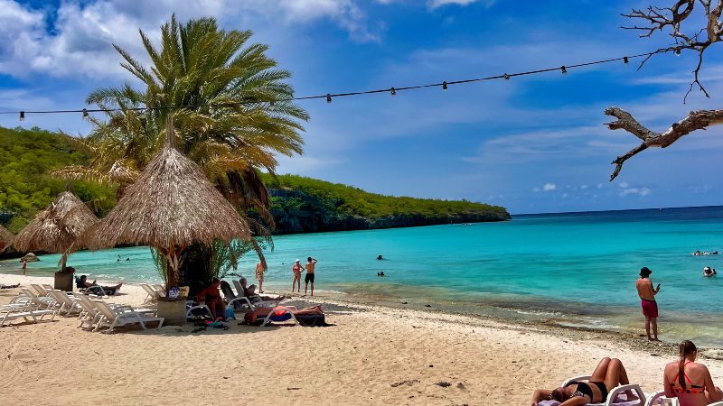 Stranden: Cas Abou 5 cas abou strand curacao schaduw palapas 800x450 1