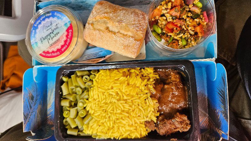 Vliegen met Corendon 9 diner corendon vliegtuig naar Curacao stoba 800x450 1