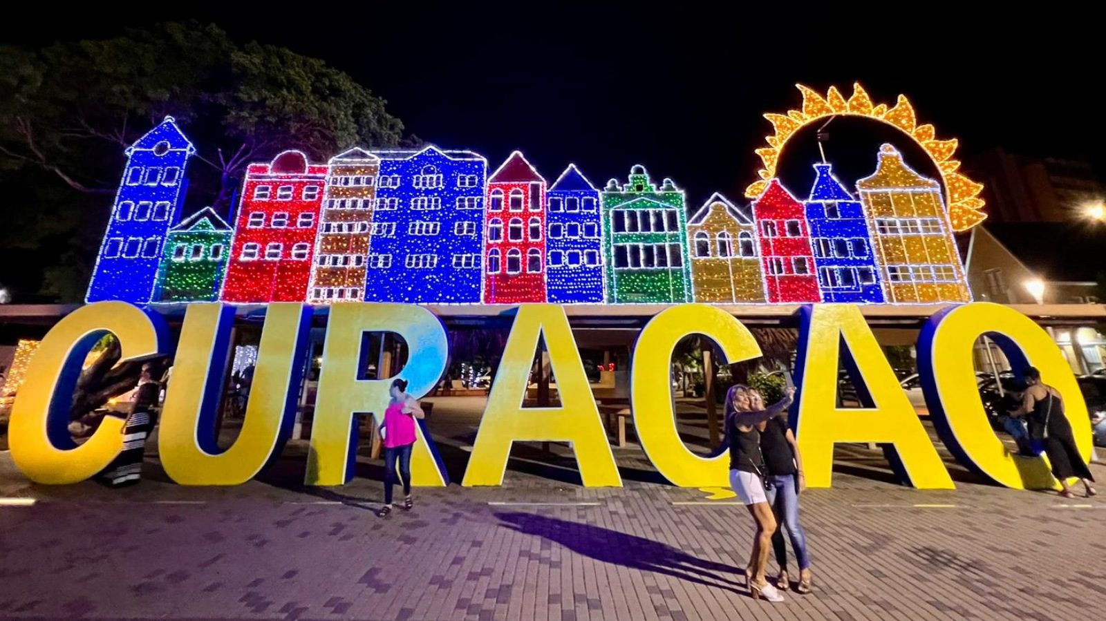 Kerstdiner op Curacao 4 kerst 2023 - Curacao kerstverlichting Wilhelminaplein letters