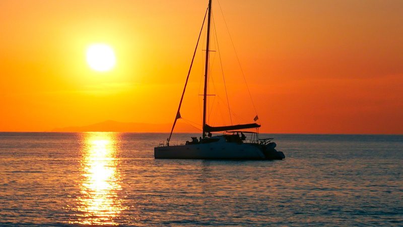 Boottrips op Curacao 3 sunset curacao catamaran 800x450 1