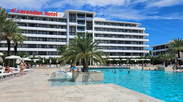 NaarCuracao.com 25 Corendon Curacao Mangrove Beach Resort zwembad