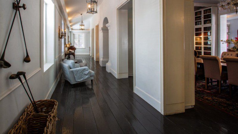 Wonen in een Curacaos landhuis 6 huize batavia landhuis curacao corridor 800x450 1