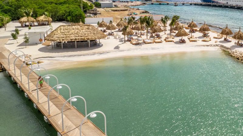 Corendon pakketreis Curacao 9 the rif by mangrove prive strand met loopbrug 800x450 1