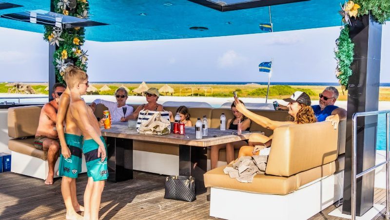 Catamaran Klein Curacao 13 Catamaran Jacht Klein Curacao Gold Seahorse 800x450 1