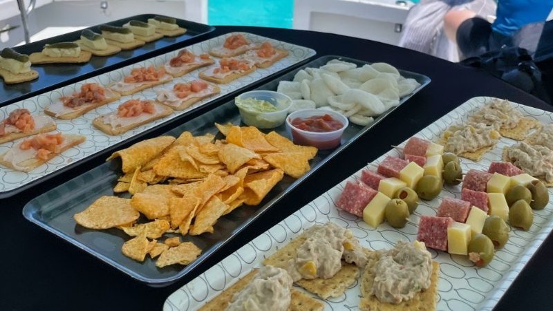 Klein Curacao | Catamaran Jacht 8 Klein Curacao Catamaran Jacht snacks 800x450 1