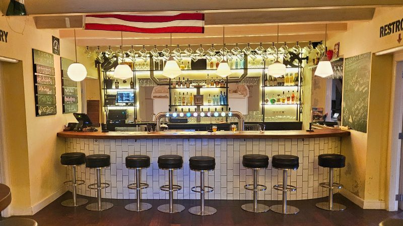 Bierproeverij lokale brouwerij 8 bar swinging old lady tapbier curacao 800x450 1