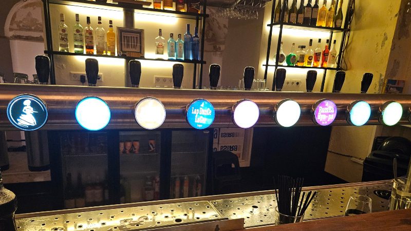 Bierproeverij lokale brouwerij 7 biertap swinging old lady brouwerij curacao 800x450 1