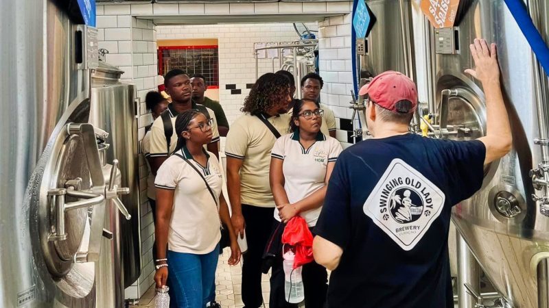 Bierproeverij lokale brouwerij 10 rondleiding brouwerij curacao swinging old lady 800x450 1