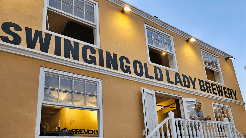 Bierproeverij lokale brouwerij 4 swinging old lady brewery curacao 800x450 1