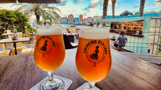 Excursie 16 tap bier proeverij Swinging Old Lady Brewery Curacao