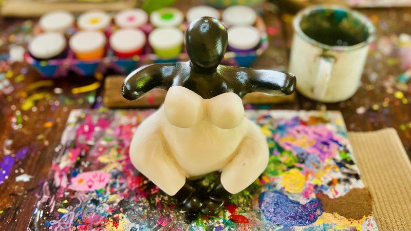 Chichi schilderen bij Serena's Art Factory 6 witte chichi workshop curacao 800x450 1