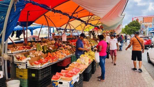 Supermarkt Curacao 5 Drijvende markt Curacao barkjes