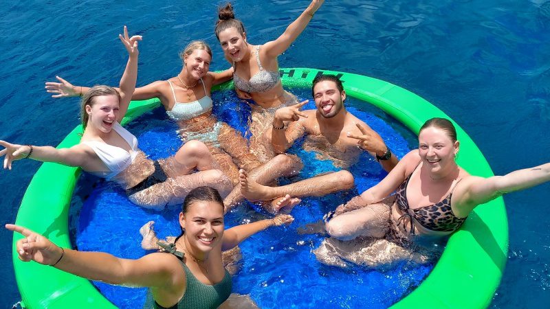 Sunchill floaty huren 7 floaty fest curacao sunchill rental 800x450 1