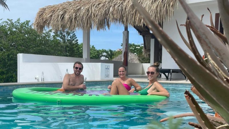 Sunchill floaty huren 5 floaty sunchill zwembad curacao 800x450 1