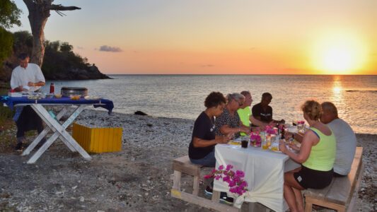 Excursie 7 bbb tour bbq strand ondergaande zon curacao