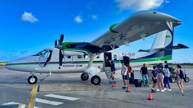 Van Curaçao naar Bonaire 4 Dividivi vliegtuig Curacao Bonaire 800x450 1