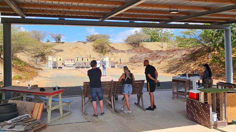 Schietbaan - introductieles 5 schietbaan curacao third monkey shooting 800x450 1