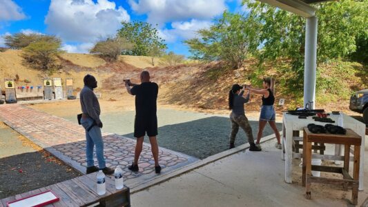 Excursie 6 Schietbaan Curacao introductie shooting range