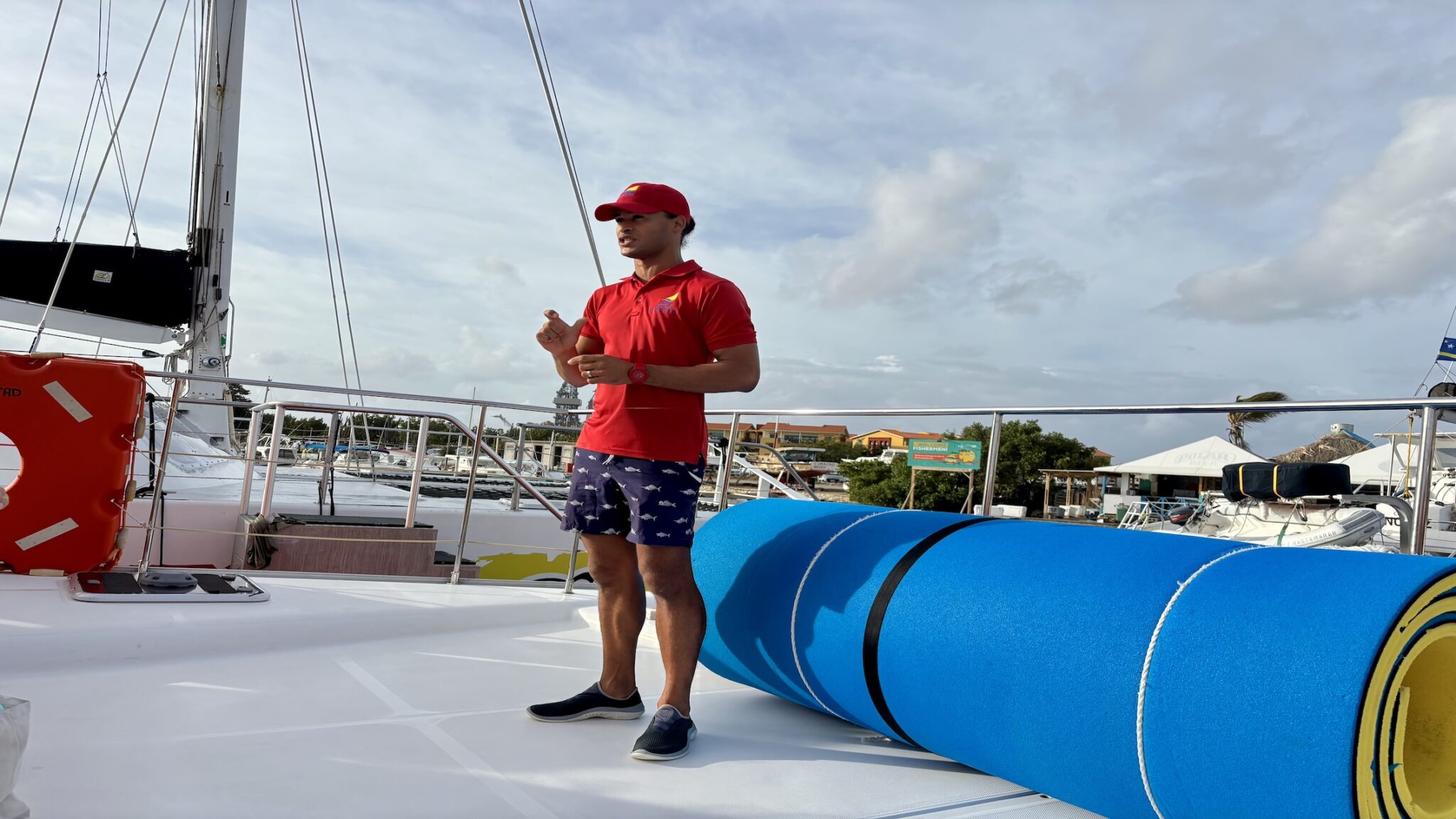 Klein Curacao met TopCat 5 Kapitein geeft uitleg H scaled